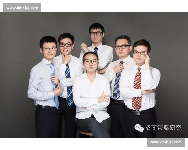 詹姆斯与康纳的巅峰对决背后隐藏的策略与心理博弈揭秘 詹姆斯与康纳的巅峰对决背后隐藏的策略与心理博弈揭秘